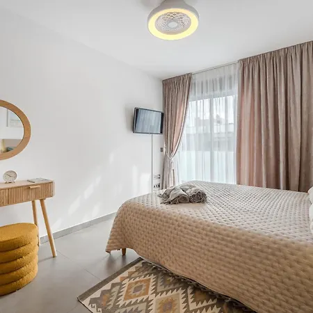 Διαμέρισμα Tranquil Sunny With Private Rooftop *
