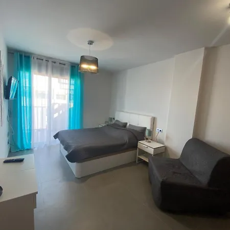 דירה Tranquil Sunny With Private Rooftop