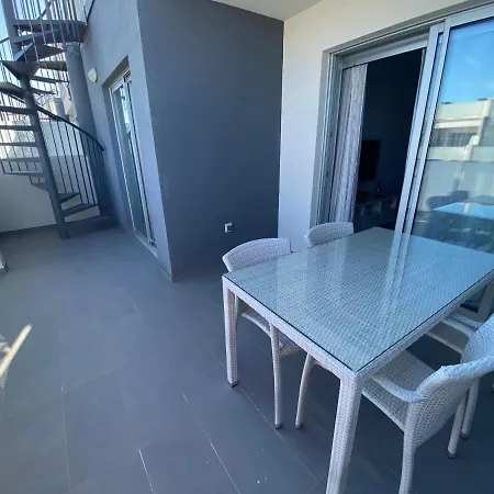 Tranquil Sunny With Private Rooftop Appartement *