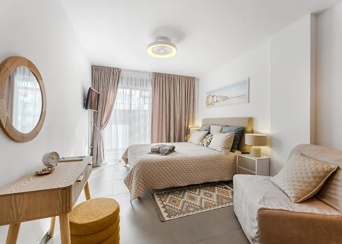 Tranquil Sunny With Private Rooftop Daire