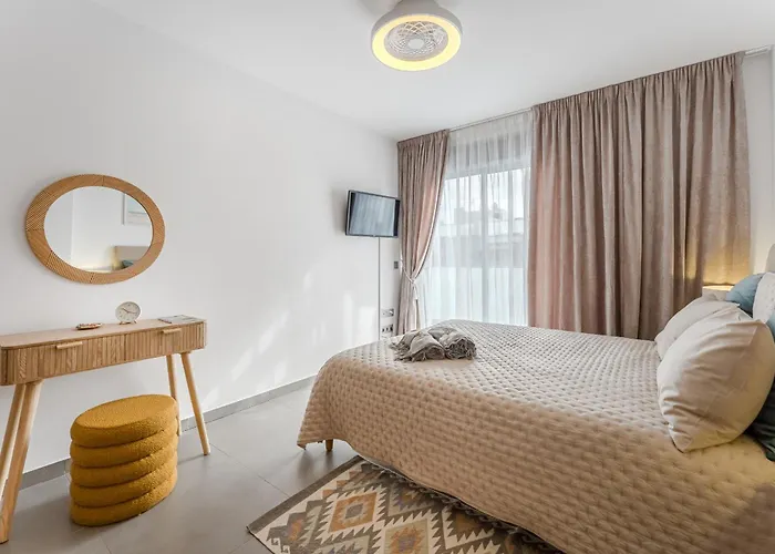 Daire Tranquil Sunny With Private Rooftop *