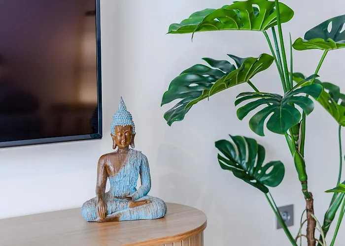 Tranquil Sunny With Private Rooftop