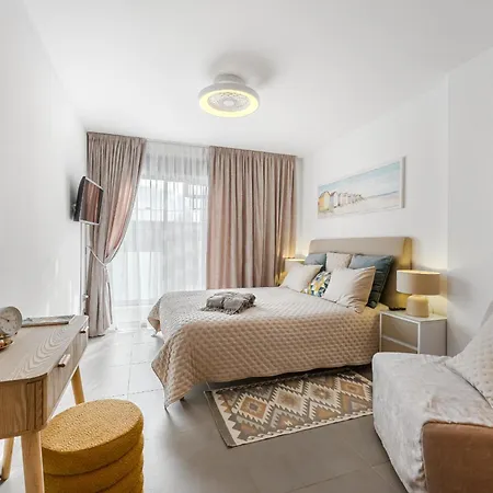 Tranquil Sunny With Private Rooftop Apartman