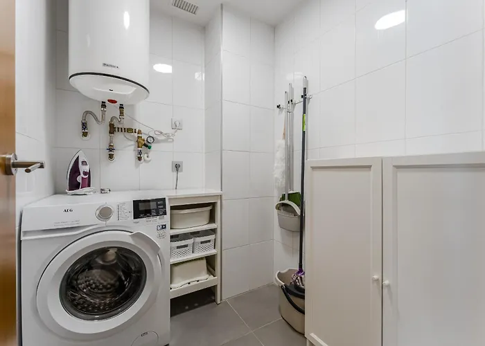 Tranquil Sunny With Private Rooftop *